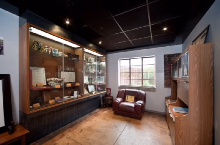 Ngôi nhà được xây dựng vào năm 1945 tại thành phố Johannesburg. Mandela bắt đầu sống ở đây vào năm 1946 với người vợ đầu tiên, Evelyn Mase Ntoko. Họ ly dị vào năm 1957 và từ năm 1958, ông ở cùng người vợ thứ hai, Nomzamo Winifred Madikizela (Winnie).