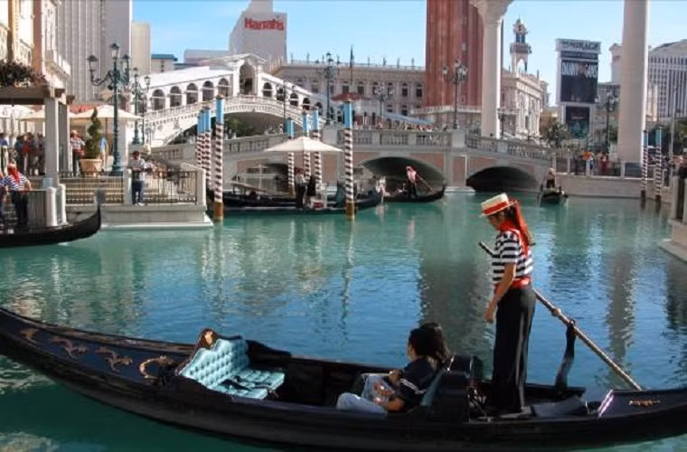 Venetian, Las Vegas – 1,7 tỉ USD. Khách sạn Venetian là một trong những khách sạn 5 sao rộng nhất thế giới với khu đánh bạc rộng 120 nghìn m2, 4.049 nhà nghỉ, 4.059 phòng khách sạn cùng dịch vụ làm đẹp tốt nhất.