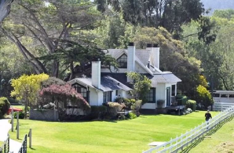 Mission Ranch của thị trưởng thành phố Carmel, Clint Eastwood lại giống như 1 trang trại rộng trên 56km vuông gồm 10 tòa nhà với 31 phòng ngủ. Clint Eastwood luôn hào phóng với bạn bè đến đây chơi và chiêu đãi những món kiểu Mỹ đặc trưng.