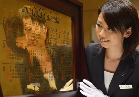 “Các nhà điều hành Ginza Tanaka đã bắt đầu ý tưởng từ năm 2006 và hy vọng phiên bản mới nhất sẽ được bán như sự khẳng định sự phục hồi nền kinh tế của Nhật Bản”, một quan chức công ty cho biết. Trong ảnh là cuốn lịch năm 2013.