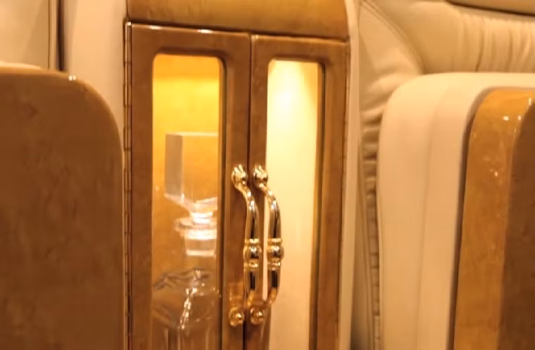 Tủ lạnh mạ vàng lưu trữ đồ uống.