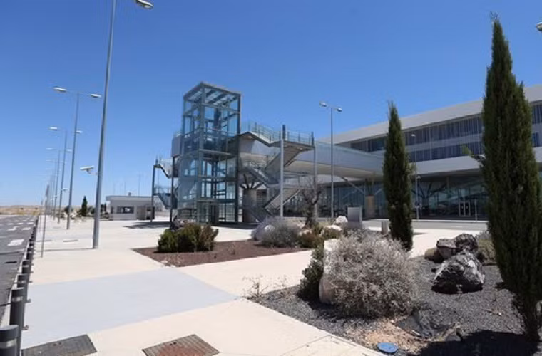 Sân bay quốc tế tư nhân đầu tiên của Tây Ban Nha này chào đón chuyến bay đầu tiên vào tháng 12/2008, tuy nhiên công việc kinh doanh quá bết bát đến mức CR Aeropuertos, nhà điều hành sân bay này bị phá sản vào tháng 6/2012 với khoản nợ lên tới 450 triệu USD.