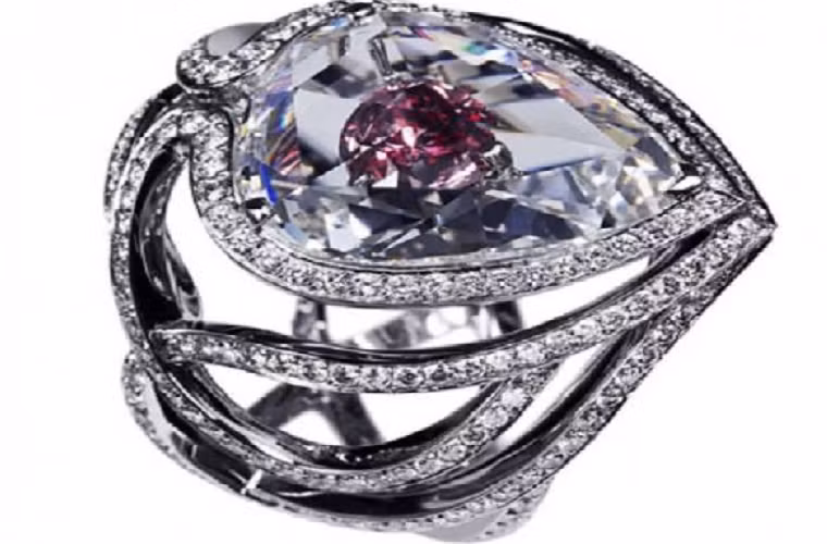 "Nụ hôn bí ẩn của bông hồng" này rực rỡ với viên kim cương hồng chính giữa nặng 0,8 kara làm nụ và 4,15 kara kim cương trắng làm cánh được cầu thụ bóng đá nổi tiếng David Beckham tặng cho hôn thê Victoria Beckham. Chiếc nhẫn có giá 525.000 USD.