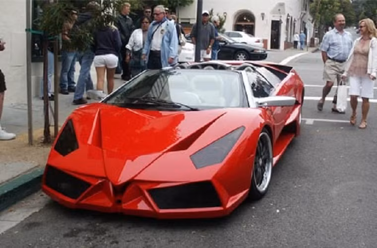 Không thể ngừng ngắm nhìn vẻ đẹp của "mãnh thú", mọi người vây quanh chiếc Lamborghini Reventon đậu trên phố.