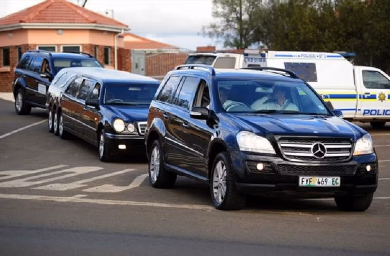 Đoàn xe bắt đầu chuyển bánh rời khỏi dinh thự của Tổng thống ở Qunu.