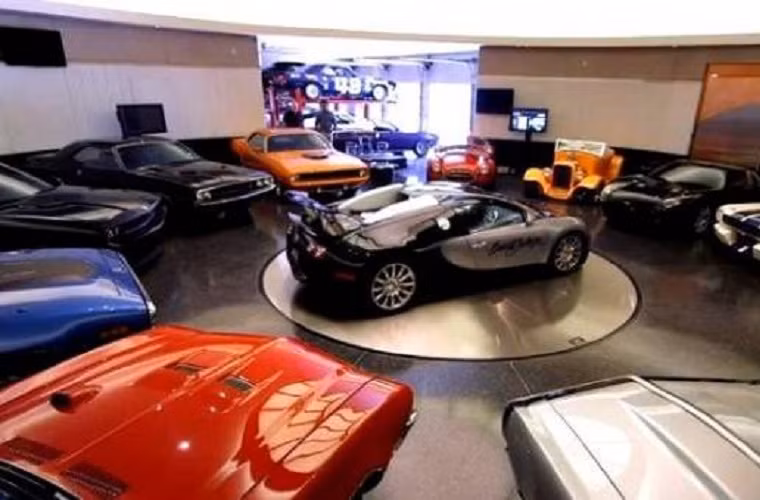 Craig Jackson sở hữu một garage hình bánh xe nằm trên khu đất hơn 300 nghìn m2 nằm giữa các quả núi. Ông đã mất 2 năm xây dựng, tốn 2 triệu USD và hệ thống an ninh dày đặc để bảo vệ bộ sưu tập xe hơi sang trọng của mình.