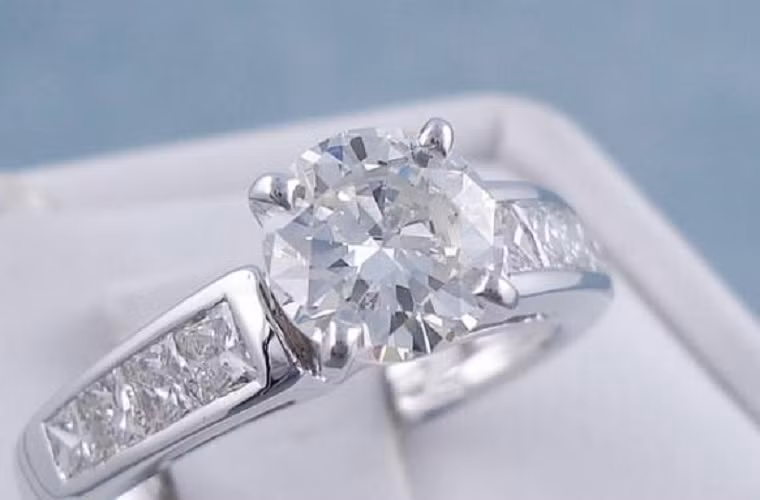 Hãng Avianne &amp; Co tiếp tục cho ra mắt chiếc nhẫn làm thủ công bằng 18 kara vàng trắng, viên kim cương lấp lánh 6,61 kara lộng lẫy nằm chính giữa, xung quanh là 2 viên kim cương nhỏ 3 kara. Nhẫn nặng 12,3 gram và rộng 0,75 inch có giá 335.000 USD.