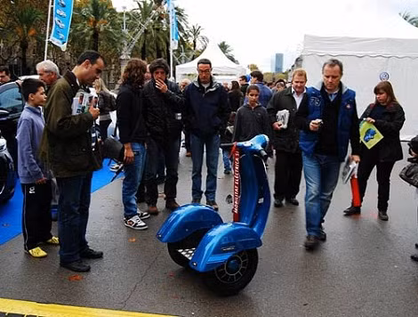 Vespa Segway gây tò mò lớn cho người xem.