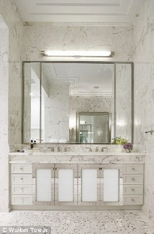 Cameron cũng phải tiêu khoảng 5 nghìn USD một tháng ho khoản bảo trì và thuế bất động sản.