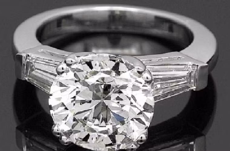 Một sản phẩm khác của hãng Avianne &amp; Co, chiếc nhẫn kim cương thứ 2 này cũng được làm thủ công từ 14 kara vàng trắng, chính giữa là một viên kim cương lớn điểm xung quanh 2 viên kim cương nhỏ hơn. Giá của chiếc nhẫn là gần 150.000 USD.