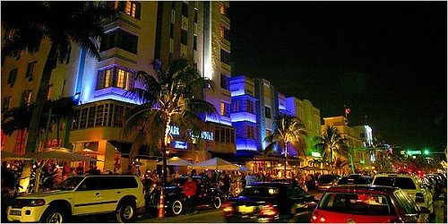 Đường Ocean Drive tráng lệ đông đúc trước thềm năm mới.