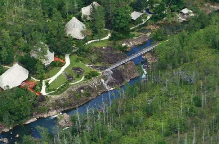 Đạo diễn Francis Ford Coppola lại chọn Belize để làm nơi xây dựng khách sạn Blancaneaux Lodge. Với con mắt nghệ sĩ, ông đã thiết kế nó không khác một phim trường Hollywood thu nhỏ.