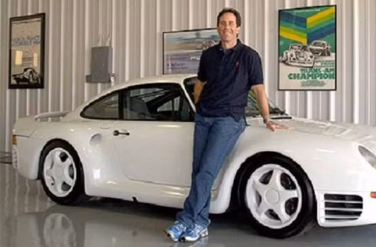 Garage ô tô 3 tầng của diễn viên hài Jerry Seinfeld nằm bên một con đường nhỏ thành phố Manhattan rộng 844m2 chứa 46 chiếc Porcher, bàn bi-a, nhà bếp, phòng tắm, văn phòng, hệ thống an ninh được điều khiển bằng điện thoại. Jerry đã phải chi đến 500 nghìn USD để xây dựng nó.