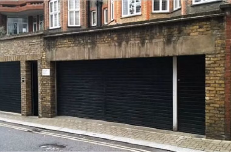 Chỉ rộng 6.4 m2, sâu chưa đến 5m, không trang trí màu mè hay trang thiết bị hiện đại, nhưng garage này vẫn tiêu tốn đến 850 nghìn USD.