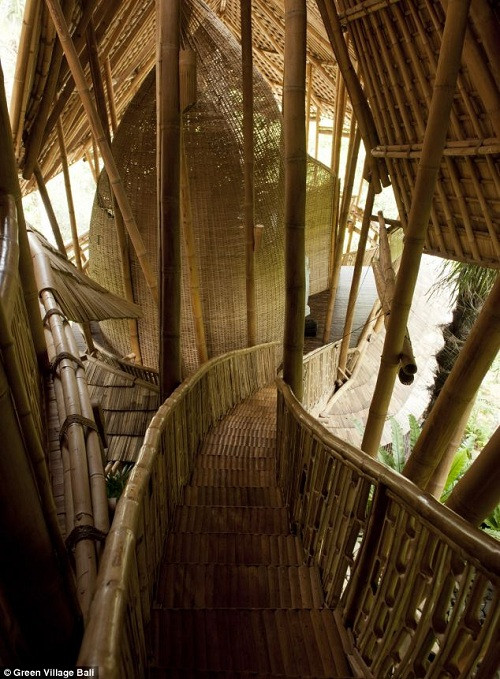Khách sạn được nối với các khu làng xung quanh bằng những chiếc cầu cũng bằng tre bắc qua sông Ayung.