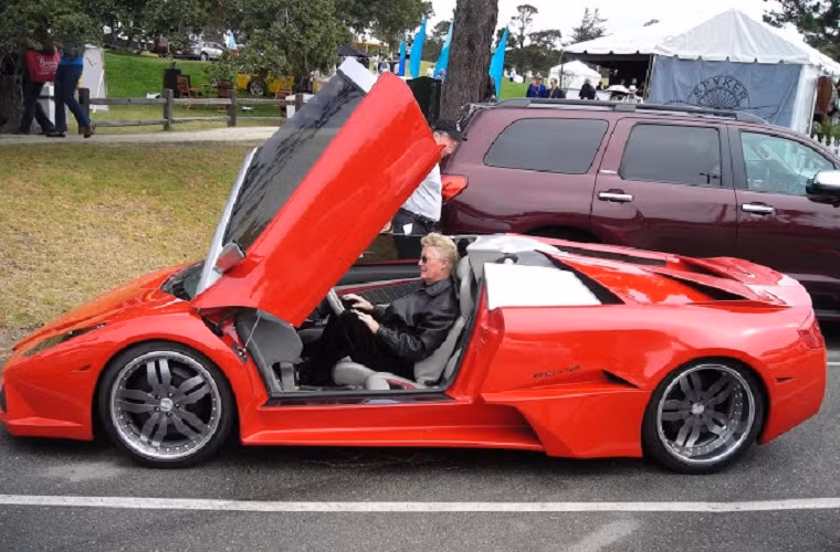 Cửa xe tự động mở theo chiều thẳng đứng toát lên vẻ sang trọng của dòng xe siêu sang.