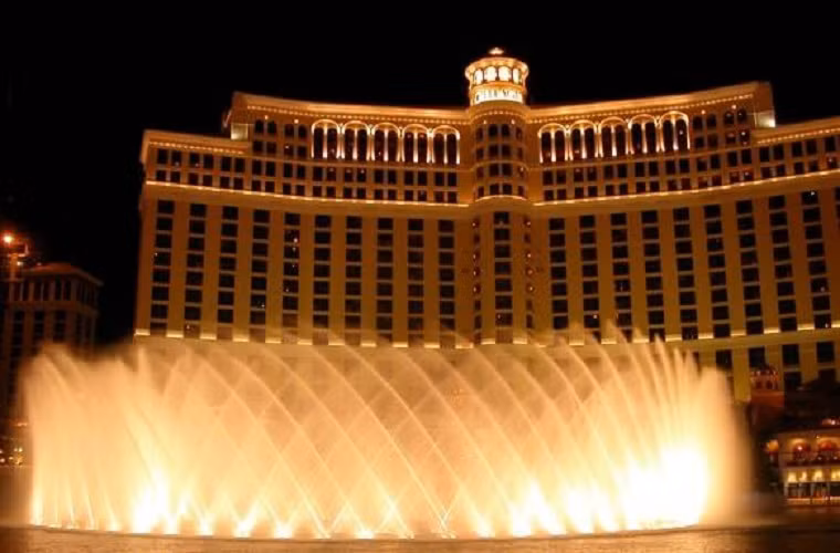 Bellagio, Las Vegas – 1,6 tỉ USD. Đang được sở hữu bởi tập đoàn MGM, sòng bạc này hấp dẫn các tay chơi bởi số tiền đặt cược có thể lên đến 10 nghìn USD. Ngoài ra, nhà hàng ẩm thực đã được công nhận đạt chất lượng 5 sao.