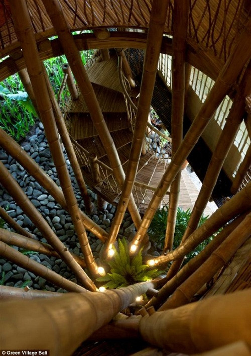 Nữ thiết kế Elora Hardy đã chứng minh rằng mình có thể xây được khách sạn từ các vật liệu có sẵn trong thiên nhiên.