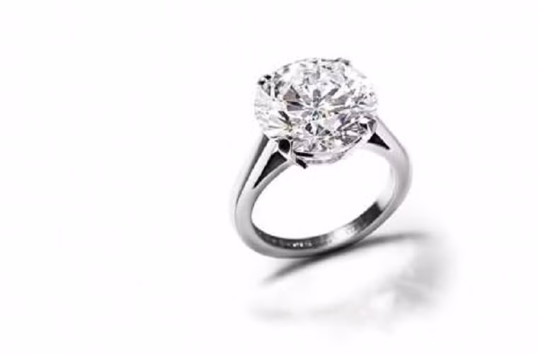 Thiết kế đơn giản nhưng chiếc nhẫn bạch kim này được đính kèm viên kim cương 9 kara có màu sắc thuốc lớp hấp dẫn nhất của kim cương. Nó xứng đáng với mức giá 1,8 triệu USD.