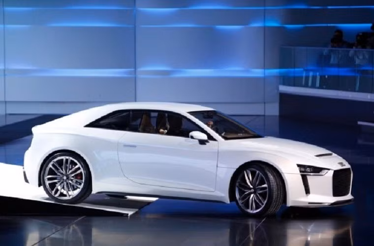  Triển lãm ô tô Tokyo lần thứ 43 cũng được tổ chức vào 22/11 đến 1/12/2013 nhưng vẫn thu hút lượng du khách khổng lồ hơn 900.000 lượt người với sự tham gia của hơn 400 hãng xe nổi tiếng vầ 802 mẫu xe mới. Sức hấp dẫn đến từ Lamborghini Aventador LP 700-4, bao phủ hoàn toàn bằng vàng có giá hơn 7 triệu USD.