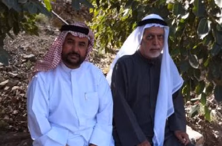  Abdullah bin Ahmad Al Ghurair (bên phải), chủ tịch ngân hàng Mashreq và là cha của Abdul Aziz. Ông sở hữu một số tập đoàn công nghiệp thực phẩm, bán lẻ, xây dựng và khai thác dầu mỏ, nắm trong tay hơn 3 tỷ USD tài sản.