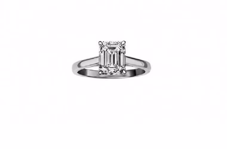 Chiếc nhẫn đặc biệt với viên kim cương nặng 4 kara của hãng De Beers Asscher được Ryan Philippe tặng cho vợ là Witherspoon. Phiên bản mới nhất của chiếc nhẫn làm bằng bạch kim gắn thêm viên kim cương 10,19 kara có giá 520.000 USD.