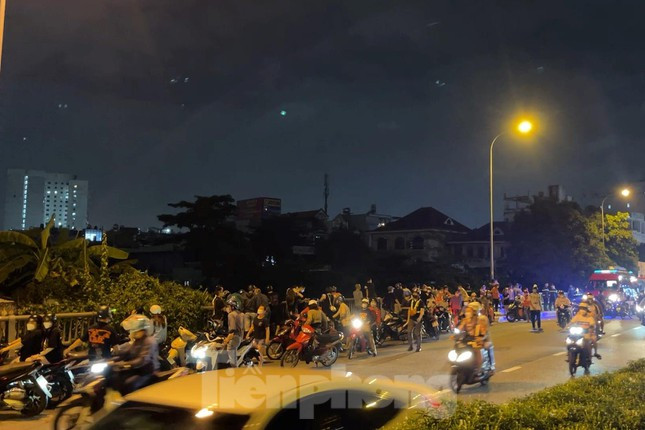 Nam thanh nien nhay cau tu tu sau khi ngoi tam su voi ban be-Hinh-2