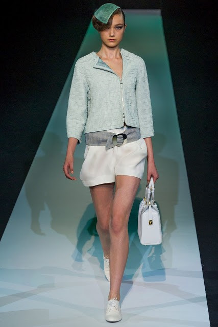 Chiếc quần hiệu Giorgio Armani mà Hoàng Thùy mặc trong tấm hình bị cho là ăn mặc phản cảm. -Ảnh: Armani.