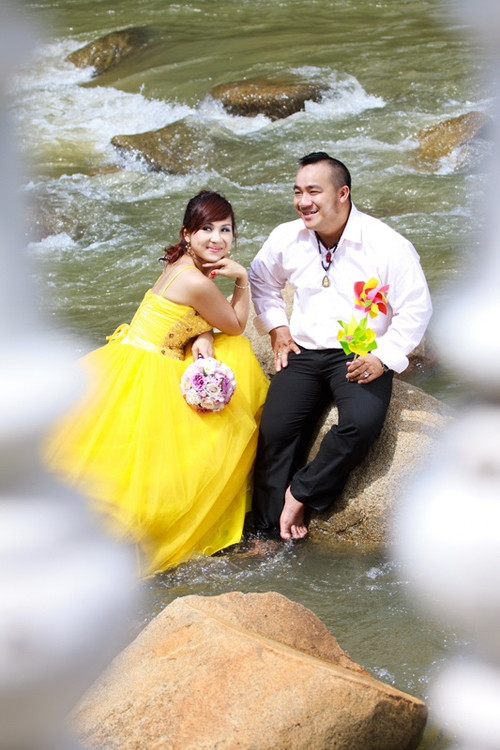 Những ngày qua, thông tin về vụ vợ của diễn viên hài Hiếu Hiền bị tố "chôm đồ" của người hâm mộ và bồi thường 17 triệu đồng tiền mặt gây xôn xao dư luận. Có người cho rằng, vợ Hiếu Hiền lấy trộm đồ nhưng cũng có người nói không thể có chuyện "tày đình" này được.