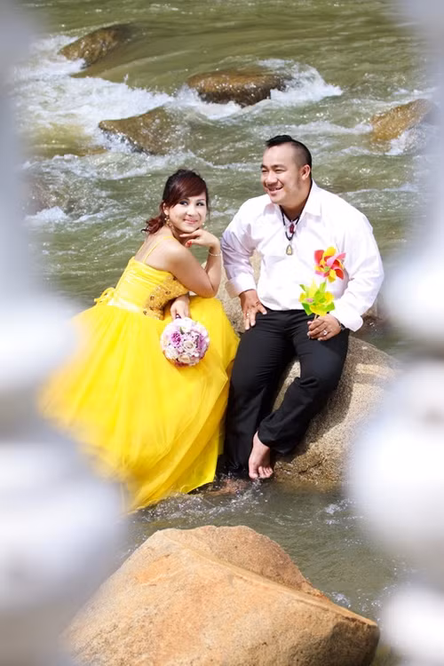 Những ngày qua, thông tin về vụ vợ của diễn viên hài Hiếu Hiền bị tố "chôm đồ" của người hâm mộ và bồi thường 17 triệu đồng tiền mặt gây xôn xao dư luận. Có người cho rằng, vợ Hiếu Hiền lấy trộm đồ nhưng cũng có người nói không thể có chuyện "tày đình" này được.