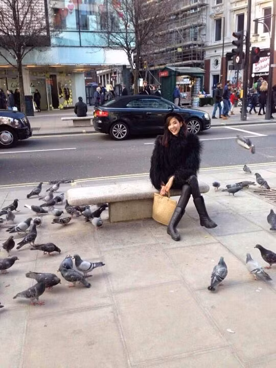 Hoàng Thùy tỏ ra bản lĩnh và có lối ứng xử văn minh trước tai nạn bất ngờ của mình. Chân dài này cho biết, đây là tai nạn do góc máy tạo nên khiến cho nhiều người hiểu lầm cô ăn mặc hở hang khi chụp hình.