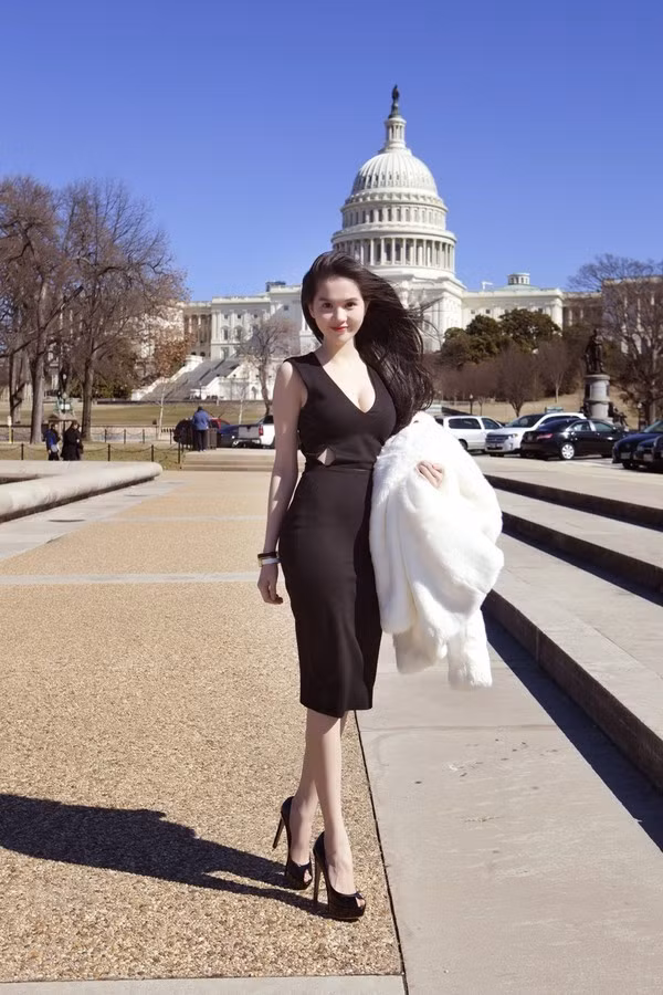 Ồn ào không kém chính là chuyện Ngọc Trinh và các chân dài Venus sang Mỹ biểu diễn. Cô và các đồng nghiệp rộn ràng khoe những bức hình đẹp long lanh họ chụp trong chuyến lưu diễn ở Mỹ. Ngọc Trinh ăn mặc sành điệu, gợi cảm dạo bước gần Nhà Trắng, nơi mà chân dài này vô tư gọi “Ngôi nhà trắng” khiến cư dân mạng bật cười về sự quê mùa của “bà chủ thương hiệu thời trang”.