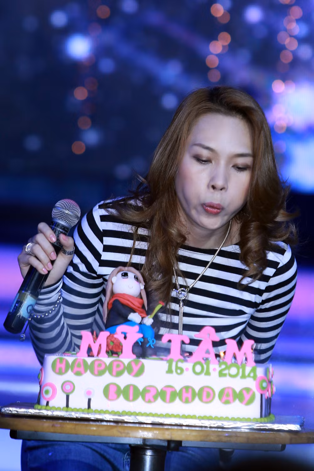 Nữ giám khảo Vietnam's Idol vui mừng thổi nến và tận hưởng sinh nhật sớm.