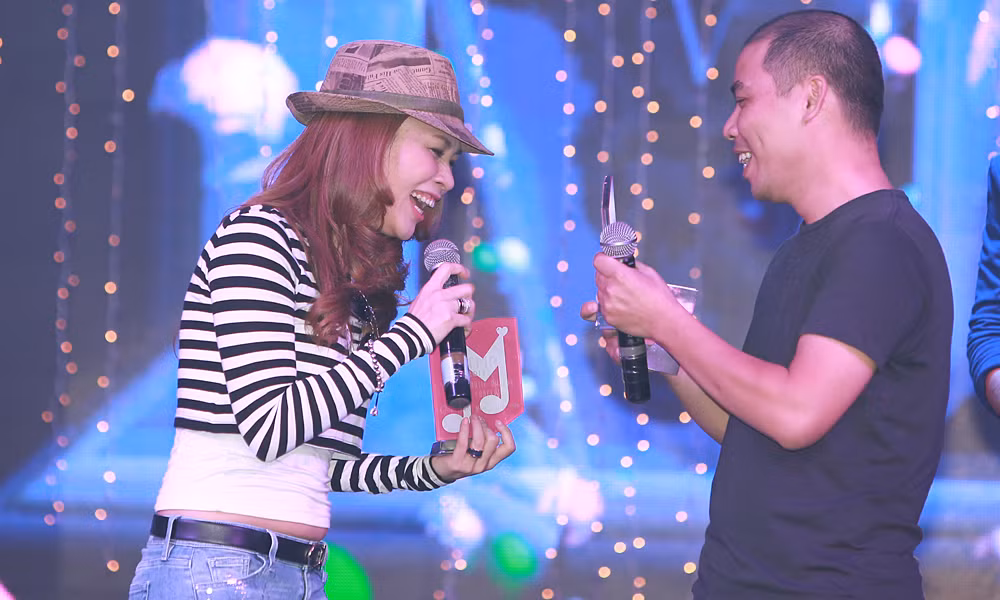 Mỹ Tâm nhiệt tình tham gia các trò chơi do fanclub tổ chức.