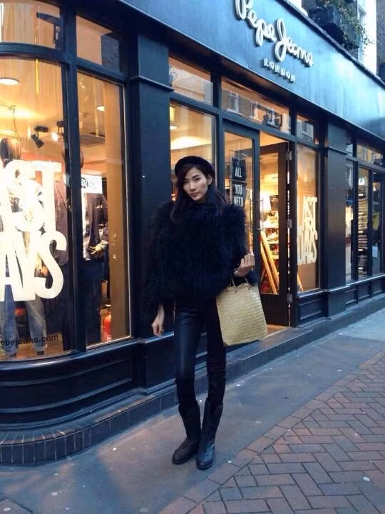 Thực tế, chân dài này mặc chiếc quần short của Giorgio Armani chứ không phải chỉ mặc đồ lót như mọi người nhầm tưởng.