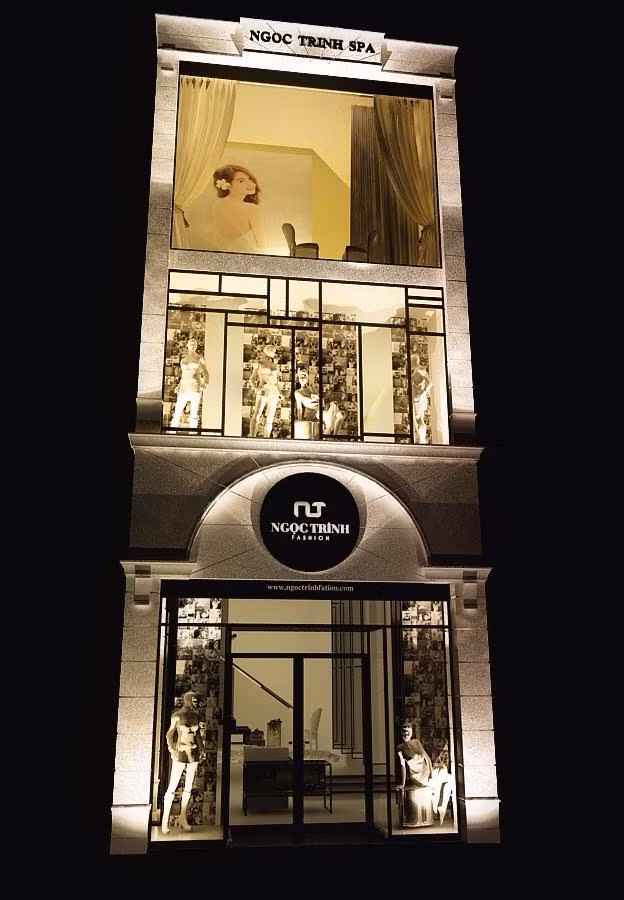 Trước khi khánh thành cơ ngơi thời trang cao cấp mang tên Ngọc Trinh Fashion, nữ hoàng nội y đã sở hữu một trung tâm chăm sóc sắc đẹp, làm giám đốc thương hiệu game và có kinh doanh thành công thương hiệu thời trang C&amp;T.