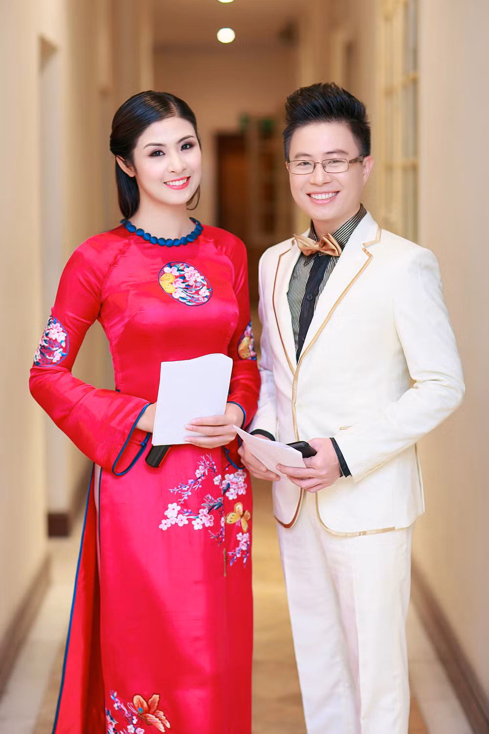 Người đẹp đầu tư kỹ trang phục khi xuất hiện trong chương trình này cùng MC Lê Anh.