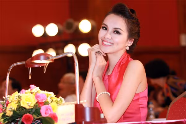 Bất ngờ hơn khi tìm hiểu sâu thì được biết, HH đã đăng ký kết hôn từ 2011 nhưng 2012 cô vẫn đại diện cho các "cô gái chưa chồng" Việt Nam dự thi Miss Universe. Cô đã vi phạm quy chế cuộc thi và lừa dối người hâm mộ ủng hộ cho cô.