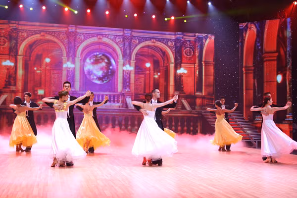 Bài nhảy mở màn của 7 cặp thí sinh thể hiện được tính kỹ thuật cao và hướng tới một sân chơi Bước nhảy hoàn vũ mang tính chuyên môn cao chứ không chỉ là chương trình giải trí đơn thuần.