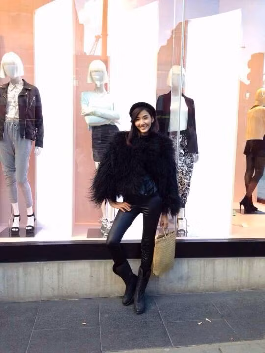 Chân dài gốc Thanh Hóa này tỏ ra khá lạc quan và vui vẻ tham quan cảnh quan Luân Đôn trước khi bắt tay vào công việc.