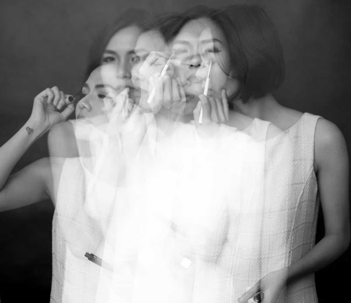 Vẻ đẹp mong manh nhưng không kém phần năng động góp phần tạo nên sự thành công của bộ hình.