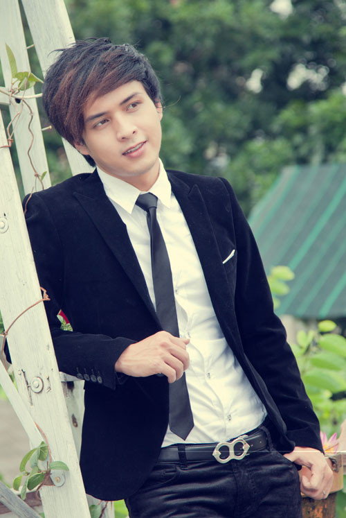 Từng gây sốt với nhạc phẩm “Con bướm xuân” trong dịp Tết 2014, mới đây ca sĩ Hồ Quang Hiếu đã dính vào sự việc lùm xùm khi bị ca sĩ Đinh Việt Quang tố "cướp trắng" ca khúc "Nỗi buồn nơi anh" do anh sở hữu để bán cho nhà mạng. Hồ Quang Hiếu cho biết, “Nỗi buồn nơi anh” là ca khúc mà anh cũng có quyền sở hữu vì đây là sản phẩm thu âm chung. Anh cũng phủ nhận chuyện bán ca khúc này với giá 100 triệu đồng. Đồng thời, chàng ca sĩ này còn cho rằng, Đinh Việt Quang đang dựng trò mượn tên tuổi của anh để PR cho bản thân.