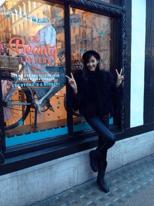 Nữ người mẫu chọn gout ăn mặc với phong cách phủi bụi giữa tiết trời lạnh giá của nước Anh.