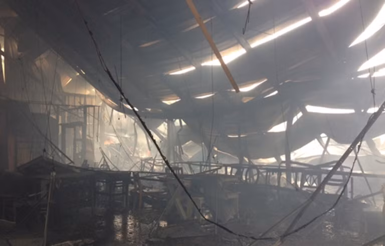 Hiện công tác chữa cháy vẫn đang được lực lượng cảnh sát PCCC thực hiện.