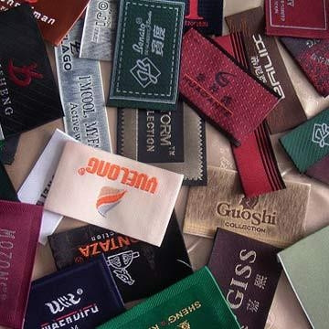 Không khó để mua được mác quần áo "hàng xịn" tại phố Hàng Bồ.