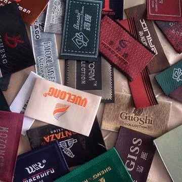 Không khó để mua được mác quần áo "hàng xịn" tại phố Hàng Bồ.