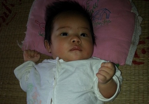 Bé Yến Nhi được nhiều người đồn thổi là "thần đồng" khi chưa đầy 3 tháng tuổi biết nói.