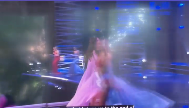 Dang anh chuc mung Khanh Van, Pham Huong bi soi chi tiet dang o Viet Nam?