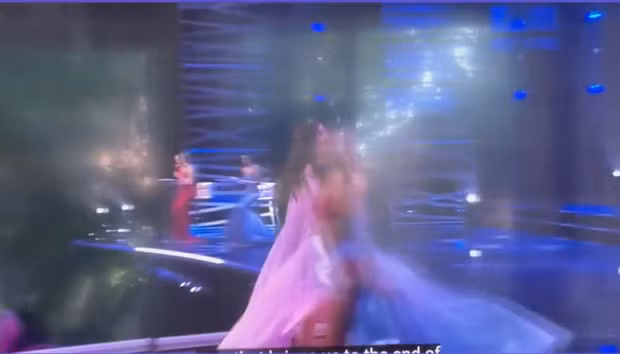 Dang anh chuc mung Khanh Van, Pham Huong bi soi chi tiet dang o Viet Nam?