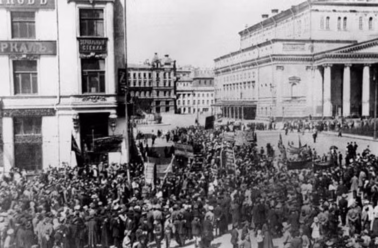 Ngày 8/3/1917, cuộc Cách mạng Nga (thường gọi là Cách mạng tháng Hai - theo lịch Nga cũ) là cuộc cách mạng dân chủ tư sản nhằm lật đổ chế độ quân chủ chuyên chế của Sa hoàng Nikolai II và vương triều Romanov trị vì hơn 300 năm ở nước Nga.